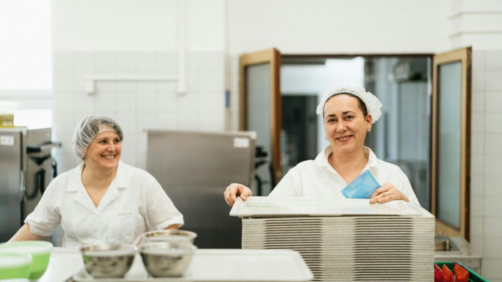 mensa e operatrici al lavoro