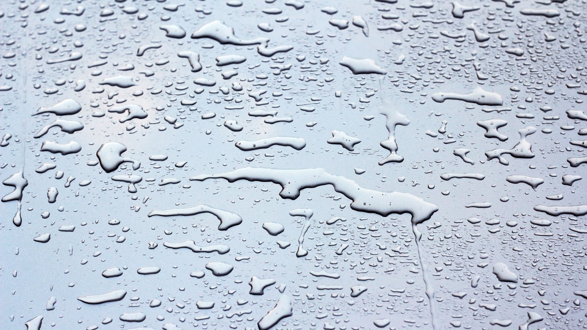 Gocce di acqua piovana sul vetro